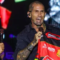 Ke Personajes celebra sus cumbias con camiseta de equipo chileno