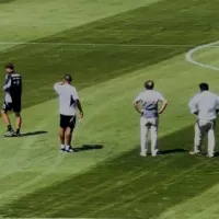 ¿Preocupados? Jorge Almirón y Aníbal Mosa inspeccionan la cancha de Colo Colo