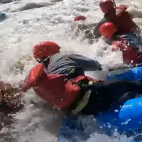 ¡El susto de su vida! Figura de Colo Colo cae al agua en pleno rafting