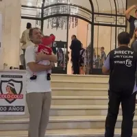 Aníbal Mosa sorprende con una guagua en sus brazos durante el hotelazo de Colo Colo