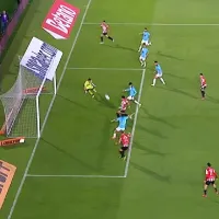 ¡Con insólito gol errado! Estudiantes cae antes de recibir a la U en Copa Libertadores