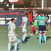 Pudo suspenderse: Jugadores de Rangers y Wanderers casi a los combos por un pedazo de tablón lanzado