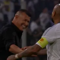 Arturo Vidal dedicó su gol en Colo Colo a un golpeado Jorge Almirón: fue aplaudido por los hinchas
