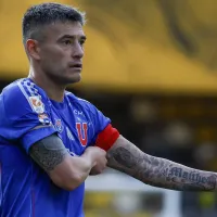 Charles Aránguiz sale en defensa de Gonzalo Montes en la U