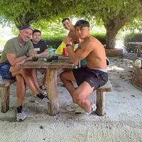 Alexis Sánchez arma asado con Damián Pizarro y Felicevich mientras entrena solo en sus viñedos de Udine