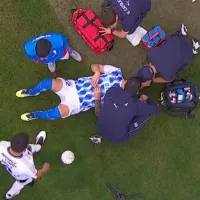 Las cosas pueden ser peores: jugador de la Católica queda sangrando tras ser impactado por proyectil en el Clásico