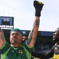 El increíble objeto que le lanzaron al Mono Sánchez en el duelo ante Huachipato: ¡Lo mordió!