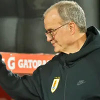 Bielsa “rockstar”: Hinchas chilenos le piden fotos y le dan regalos tras empate con Chile