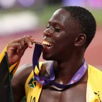 Tiene 24 años, hizo historia en Tokio y esta a nada de superar a Usain Bolt
