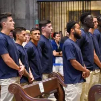 Alexis participa de curioso ritual en Sevilla para evitar lesiones
