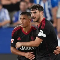 La extraña medida que explica el éxito de Alexis y Suazo en el Sevilla