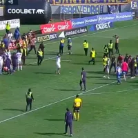 Terrible: invasión de barristas de Everton finaliza el duelo ante la UC