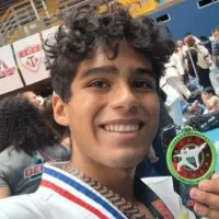 El joven de 17 años que pasó del fútbol a ser campeón internacional de taekwondo