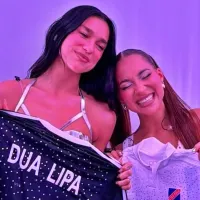 “Es grandiosa”: Dua Lipa es una colocolina más en su visita a Chile