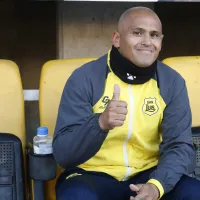 ¿Con un ex U de Chile de ayudante? Humberto Suazo a una firma de su primera pega como DT