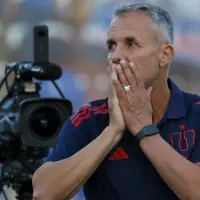 Con regalos, un lienzo y muchas fotos: así fue la despedida de Gustavo Álvarez de U de Chile