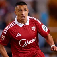 Alexis recibe un balde de agua fría del DT Almeyda en el Sevilla