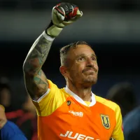 Arquero récord del fútbol chileno desafía a un penal a Charles