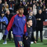 Lamine Yamal faz surpresa e  torna-se o Pai Natal do Barcelona em La Masia