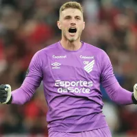 Não vai medir esforços! Gigante da Serie A quer superar o Benfica e acertar a contratação do goleiro Bento, do Athletico PR