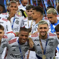 Torcedores do Peñarol apoiam Varela antes de jogo contra Flamengo