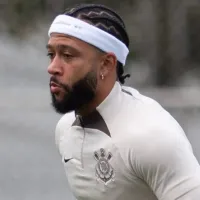 Depay treina entre os reservas antes da possível estreia no Corinthians