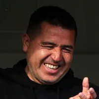 Riquelme observa Mingueza, ex-jogador do Barcelona para o Boca