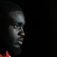Manchester United acerta base de contrato com Upamecano e quer fechar chegada do zagueiro sem custos