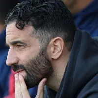 Manchester United planeja reforços no meio-campo e avalia saídas em 2026