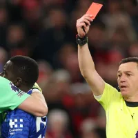 Gueye é expulso por agredir Michael Keane contra Manchester United