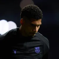 Ronald Araújo fica fora de duelo do Barcelona após expulsão contra o Chelsea