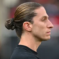 Filipe Luís dá conselho a Salah, do Liverpool