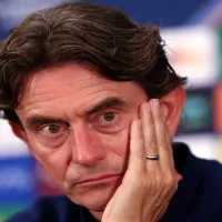 Técnico do Tottenham, Thomas Frank é criticado por foto em que aparece bebendo em copo do Arsenal