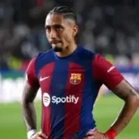 Barcelona vê lateral desvalorizar R$ 30 milhões e aguarda análise de Flick