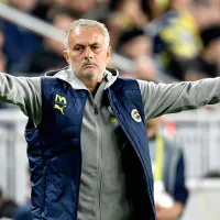 Mourinho protesta de forma inusitada e vê cartão amarelo