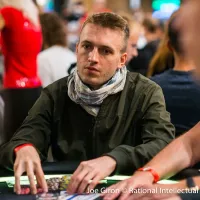 Samuel Vousden dá show na mesa final e conquista o tri do GGMillion$