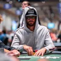 Você pagaria? Nick Schulman gasta quatro time banks em spot difícil na WSOP