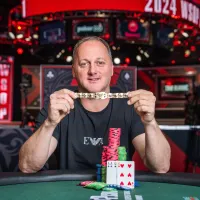 Após 14 anos, Richard Ashby repete título ao cravar Evento #32 da WSOP