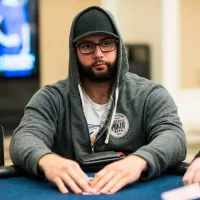 Vinicius Lima avança entre os líderes no Dia 1A do Monster Stack da WSOP