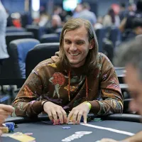 Alisson Piekazewicz dá grande salto e cola no top 10 do poker online