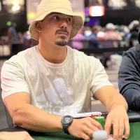 Dois pares em blind war: José Carlos Brito tem spot cruel na WSOP