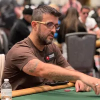 André Akkari força hero fold de craque e mostra blefe ousado na WSOP