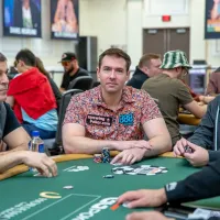 Cooler insano e só call com straight flush: Aaron Barone sofre na WSOP