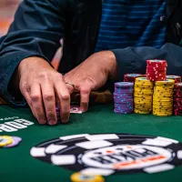 Collusion? Fold questionável gera revolta em bolha na WSOP; Yuri Martins comenta