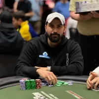 Gabriel Moura encontra flop sonho contra JJ no Main Event da WSOP