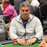 Victor Dermendjian puxa a fila no Dia 1B do Evento #93 da WSOP