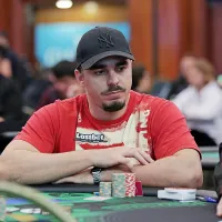 Renan Meneguetti forra com título do US$ 530 Bounty Builder High Roller