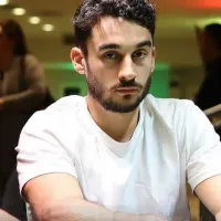 Reentrada no 'impulso' e festa com os pais: a conquista de Júlio Fantin na WSOP