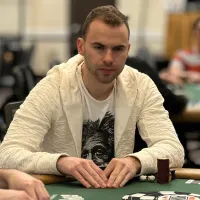 Renan Bruschi dá show com título e mesa final na WSOP Online