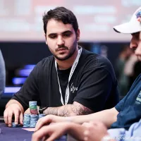 Felipe Morelli cai em all in triplo na mesa final do Evento #25 da WSOP Online